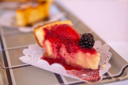 Foto de Rebanada de tarta de queso de bayas mixtas servido - Imagen libre de derechos
