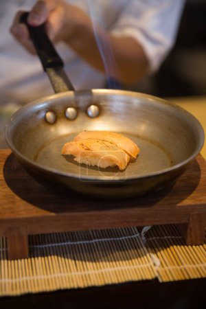 Téléchargez les photos : Sushi de saumon brûlant avec une torche - en image libre de droit