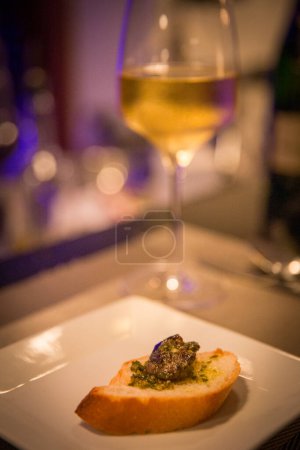 Foto de Escargot individual con vino y pan rebanado - Imagen libre de derechos