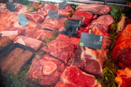 Téléchargez les photos : Variété de viande crue à vendre chez un boucher - en image libre de droit