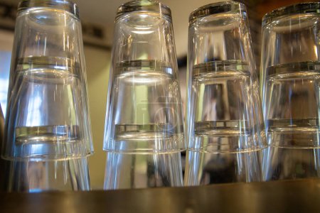 Foto de Vasos de cerveza vacíos en la barra apilados - Imagen libre de derechos
