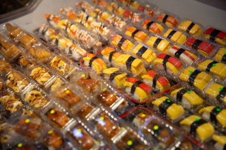 Foto de Manojo de Mini sushi en exhibición para comprar - Imagen libre de derechos