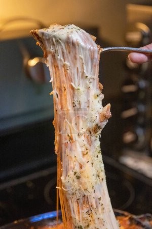 Téléchargez les photos : Fourchette de ziti au four extrêmement fromager servie - en image libre de droit