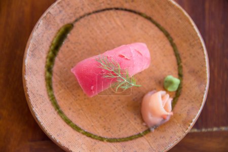 Foto de Sushi de atún fresco con jengibre y wasabi - Imagen libre de derechos