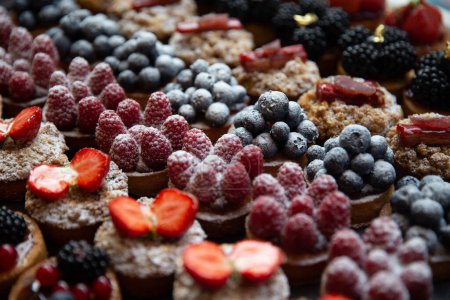 Foto de Varios Petite vibrantes tartas de frutas a una panadería - Imagen libre de derechos