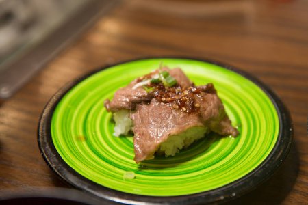Foto de Sear beef takaki sushi servir de un cinturón kaiten - Imagen libre de derechos