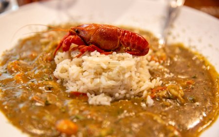 Foto de Etouffee de cangrejo servido con arroz - Imagen libre de derechos