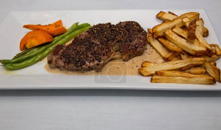 Foto de Steak and Fries Cena para uno - Imagen libre de derechos