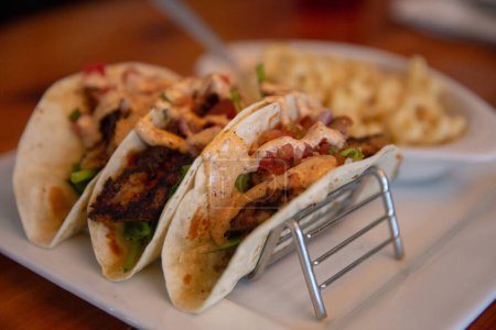Téléchargez les photos : Tacos de poisson épicé avec un côté de macaroni et fromage - en image libre de droit
