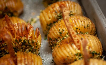 Foto de Primer plano de las picaduras de patata mini en una bandeja - Imagen libre de derechos