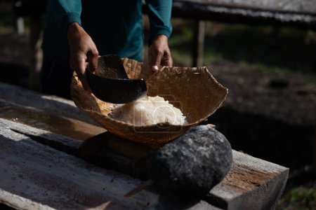 Téléchargez les photos : Un villageois qui fait du sel pour vendre de l'aide à son village - en image libre de droit