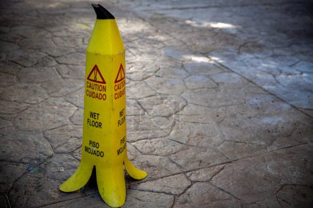Foto de Precaución Signo de plátano húmedo como advertencia - Imagen libre de derechos