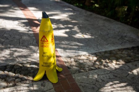 Foto de Precaución Signo de plátano húmedo como advertencia - Imagen libre de derechos