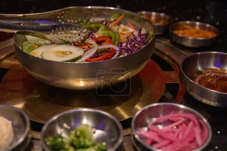 Téléchargez les photos : Salade et condiments au barbecue coréen - en image libre de droit