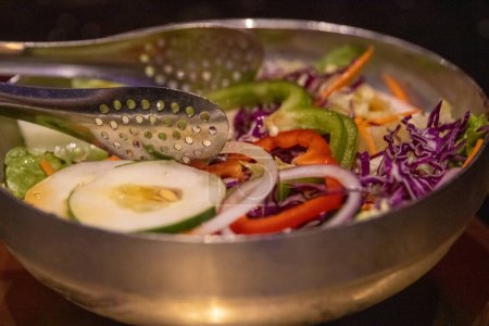 Téléchargez les photos : Salade partageable avec pinces comme entrée - en image libre de droit
