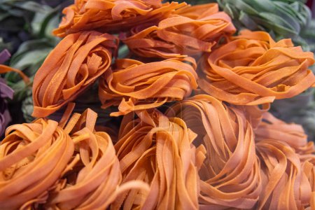 Téléchargez les photos : Nids infusés de pâtes de tomates séchées au soleil empilés - en image libre de droit