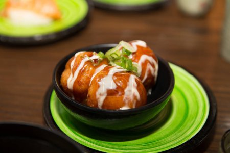 Foto de Aperitivo Takoyaki japonés rociado con salsa de yum yum y salsa de anguila - Imagen libre de derechos