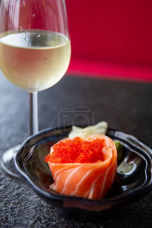 Téléchargez les photos : Sashimi au saumon frais avec un verre de vin blanc - en image libre de droit