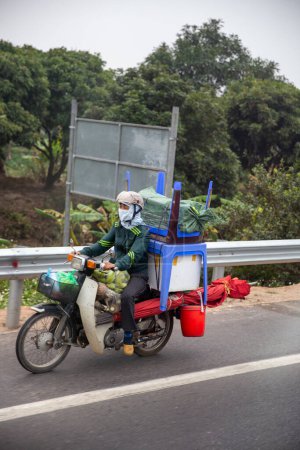 Téléchargez les photos : Asiatique transporter des marchandises sur un scooter - en image libre de droit