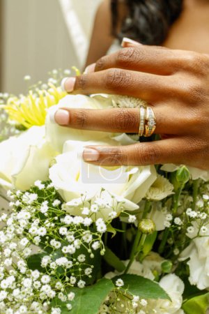 Foto de Mano de novias con Bouquet mostrando anillos - Imagen libre de derechos