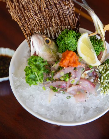 Martwa głowa ryby w talerzu sashimi