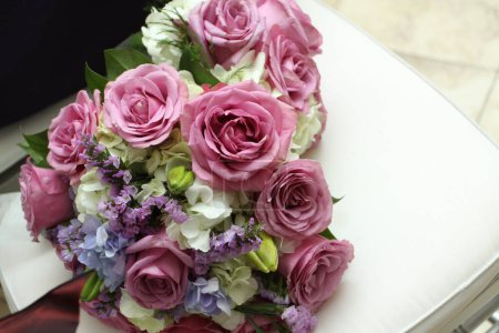 Pastellfarbener Brautstrauß mit Rosen