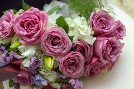 Pastellfarbener Brautstrauß mit frischen Blumen