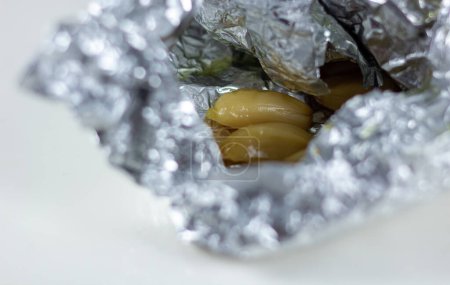 Foto de Dientes de ajo tostados en papel de aluminio - Imagen libre de derechos