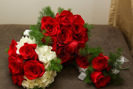 Arrangement floral nuptial pour une cérémonie