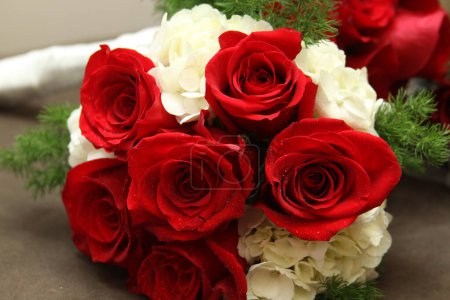 Rote Rosen Strauß für eine Hochzeit