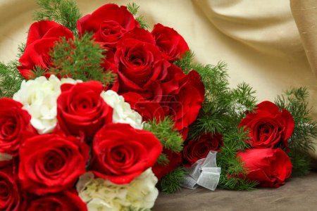 Rote Rosen Strauß mit goldenem Hintergrund