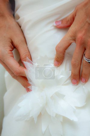 Mostrando detalle vestido de flores de boda