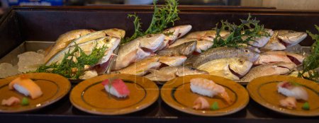Sushi Wyświetlane ze świeżymi rybami i Nigiri