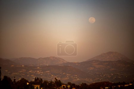 Vue d'une vallée de Californie avec la Lune se levant
