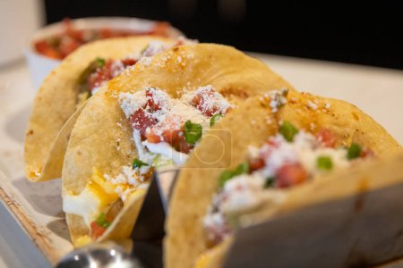 Frühstück Tacos in Mais-Tortilla mit Käse belegt