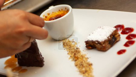 Téléchargez les photos : Mini desserts comme échantillonneur avec gâteau, crème brulée et caramel - en image libre de droit