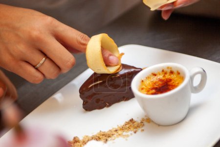 Téléchargez les photos : Mini plateau de dessert en cours de configuration - en image libre de droit