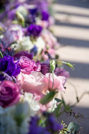 Flores del pasillo de la boda unidas a las sillas