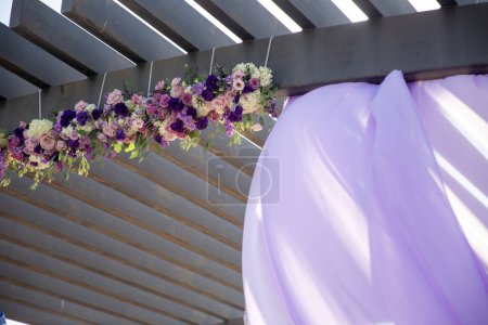 Blumen hängen mit einem Tuch für eine Veranstaltung