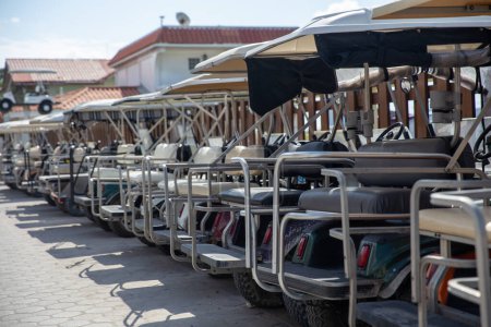 Téléchargez les photos : Petites chariots de golf de transport de l'île stationnés - en image libre de droit