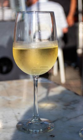 Ein Glas kalter Wein in einem Restaurant im Freien