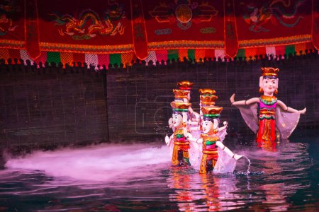 Téléchargez les photos : Spectacle traditionnel de marionnettes d'eau au Vietnam - en image libre de droit
