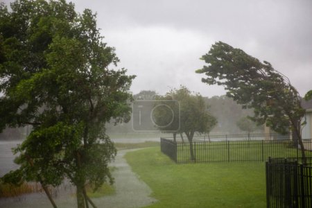 Téléchargez les photos : L'ouragan Ian Mur des yeux arrive - en image libre de droit
