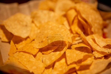 Téléchargez les photos : Gros plan sur les chips de tortilla fraîches - en image libre de droit