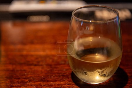 Vin blanc dans un verre sans tige