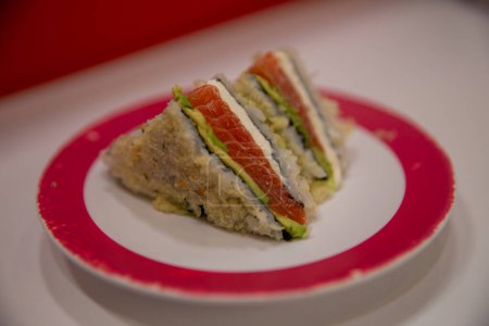 Foto de Sandwich de sushi de salmón servido en un plato - Imagen libre de derechos