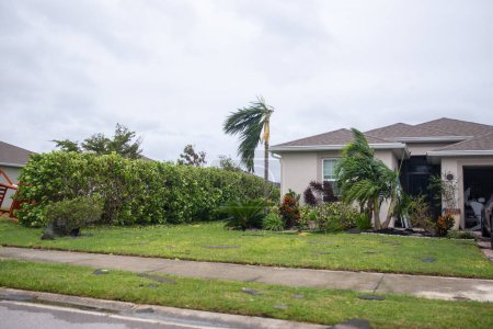 Téléchargez les photos : Maison familiale cour avant après l'ouragan Ian - en image libre de droit
