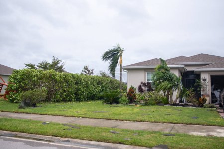 Foto de Casa familiar patio delantero después del huracán Ian - Imagen libre de derechos