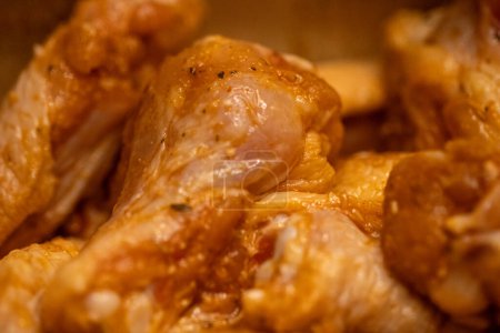 Gewürzte rohe Chicken Wings zum frittieren