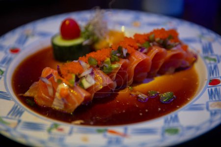 Japanische Lachs-Tataki in Ponzu-Sauce